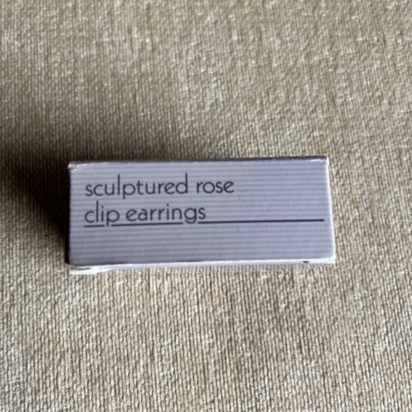 VINTAGE (1988) AVON  SCULPTURED ROSE CLIP ON EARRINGS - Picture 3 of 4